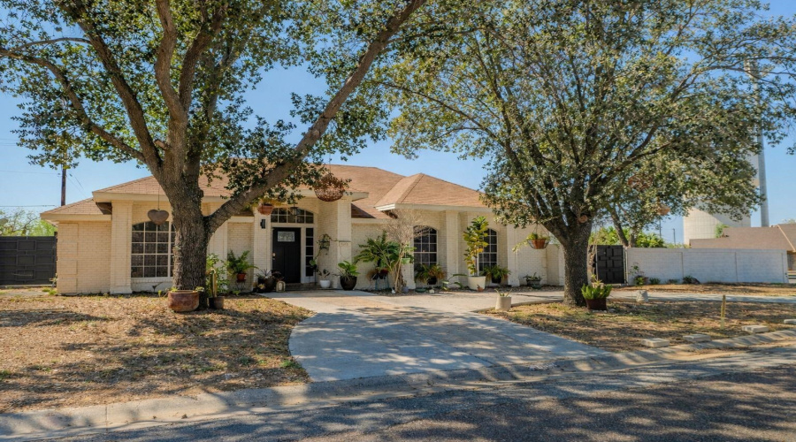 8601 Oakridge Lp, Laredo, Texas 78045, 4 Bedrooms Bedrooms, 5 Rooms Rooms,2 BathroomsBathrooms,Residential,For Sale,8601 Oakridge Lp,20261127