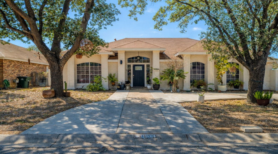 8601 Oakridge Lp, Laredo, Texas 78045, 4 Bedrooms Bedrooms, 5 Rooms Rooms,2 BathroomsBathrooms,Residential,For Sale,8601 Oakridge Lp,20261127