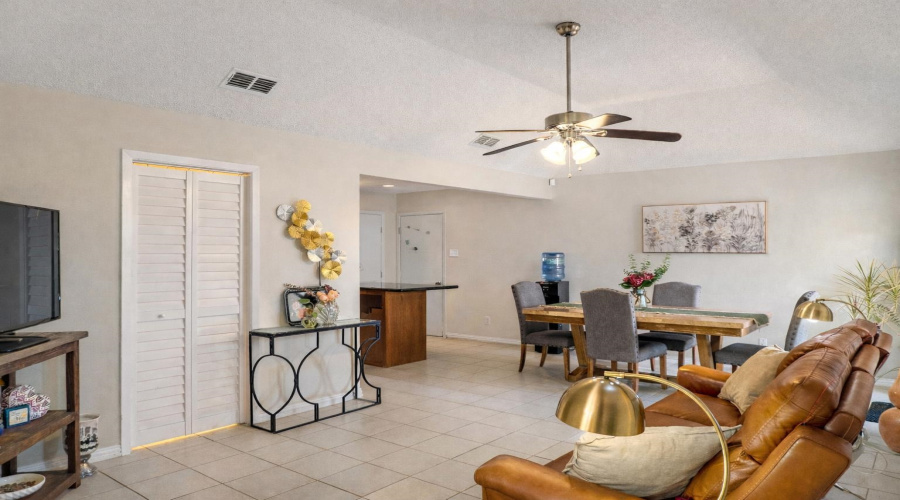 8601 Oakridge Lp, Laredo, Texas 78045, 4 Bedrooms Bedrooms, 5 Rooms Rooms,2 BathroomsBathrooms,Residential,For Sale,8601 Oakridge Lp,20261127