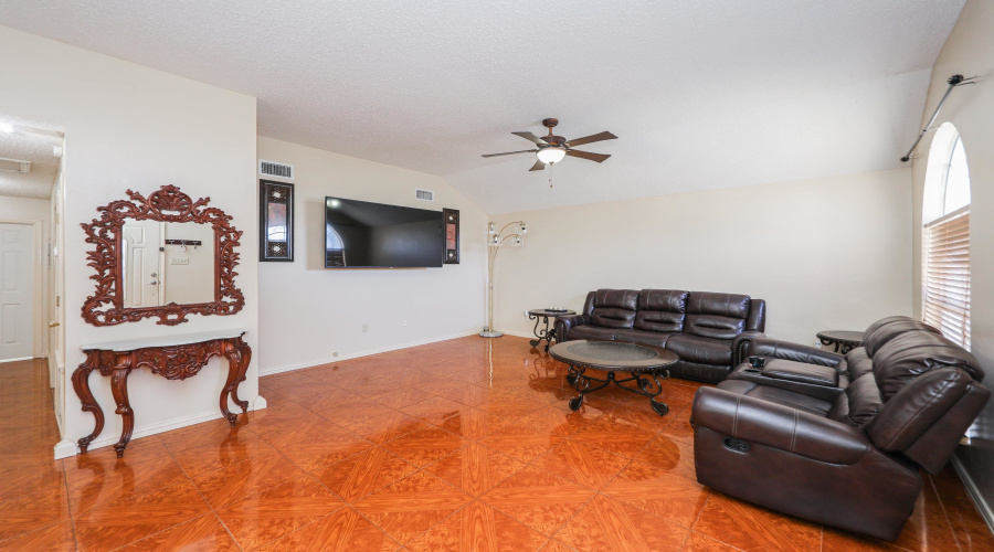 711 Royal Palm Dr, Laredo, Texas 78045, 3 Bedrooms Bedrooms, 5 Rooms Rooms,2 BathroomsBathrooms,Residential,For Sale,711 Royal Palm Dr,20261128