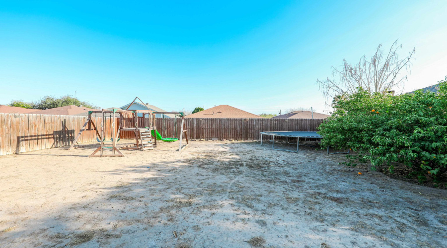 711 Royal Palm Dr, Laredo, Texas 78045, 3 Bedrooms Bedrooms, 5 Rooms Rooms,2 BathroomsBathrooms,Residential,For Sale,711 Royal Palm Dr,20261128