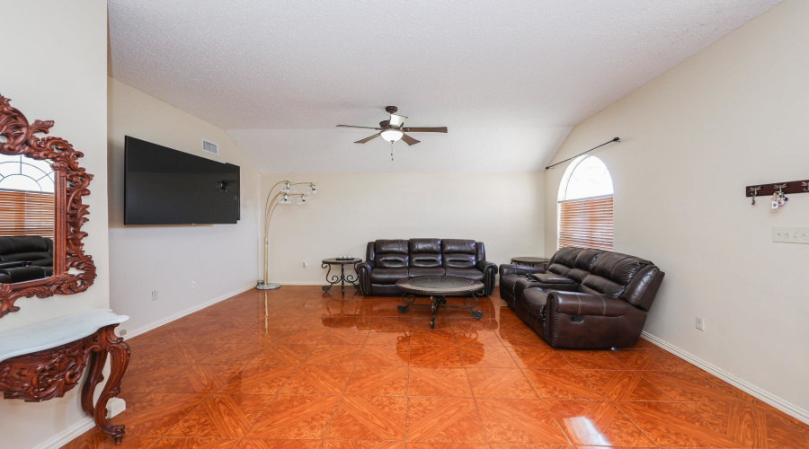 711 Royal Palm Dr, Laredo, Texas 78045, 3 Bedrooms Bedrooms, 5 Rooms Rooms,2 BathroomsBathrooms,Residential,For Sale,711 Royal Palm Dr,20261128