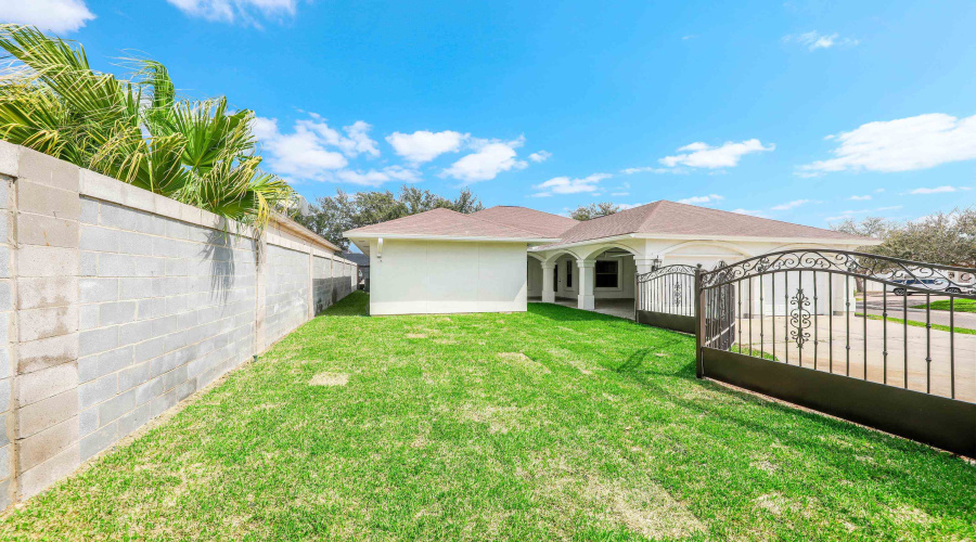 6631 Grande Bay Dr, Laredo, Texas 78041, 4 Bedrooms Bedrooms, 8 Rooms Rooms,3 BathroomsBathrooms,Residential,For Sale,6631 Grande Bay Dr,20261133