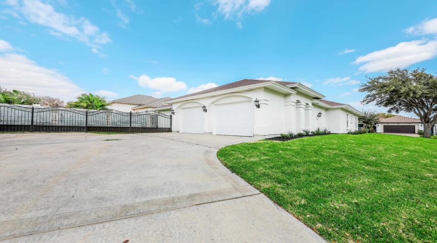 6631 Grande Bay Dr, Laredo, Texas 78041, 4 Bedrooms Bedrooms, 8 Rooms Rooms,3 BathroomsBathrooms,Residential,For Sale,6631 Grande Bay Dr,20261133