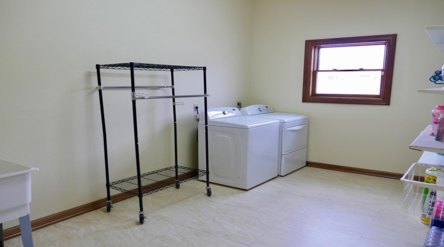 406 Jordan Dr, Laredo, Texas 78041-9141, 4 Bedrooms Bedrooms, 11 Rooms Rooms,4 BathroomsBathrooms,Residential,For Sale,406 Jordan Dr,20261139