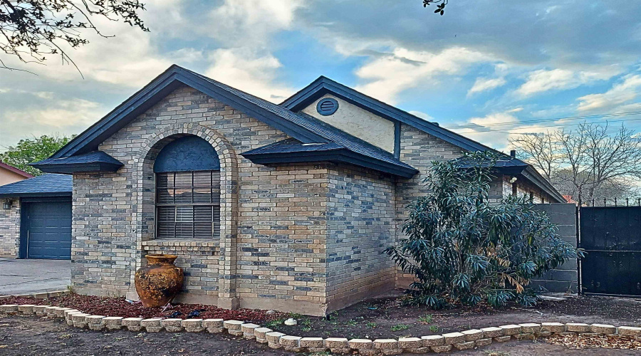 1914 Lowry Rd, Laredo, Texas 78045, 3 Bedrooms Bedrooms, 5 Rooms Rooms,2 BathroomsBathrooms,Residential,For Sale,1914 Lowry Rd,20261153