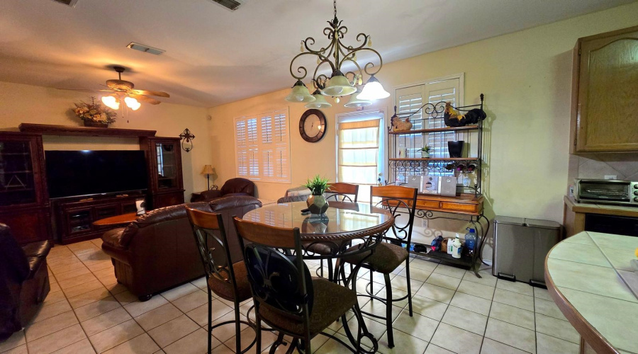 9310 Albany Dr, Laredo, Texas 78041-0000, 4 Bedrooms Bedrooms, 9 Rooms Rooms,3 BathroomsBathrooms,Residential,For Sale,9310 Albany Dr,20261156