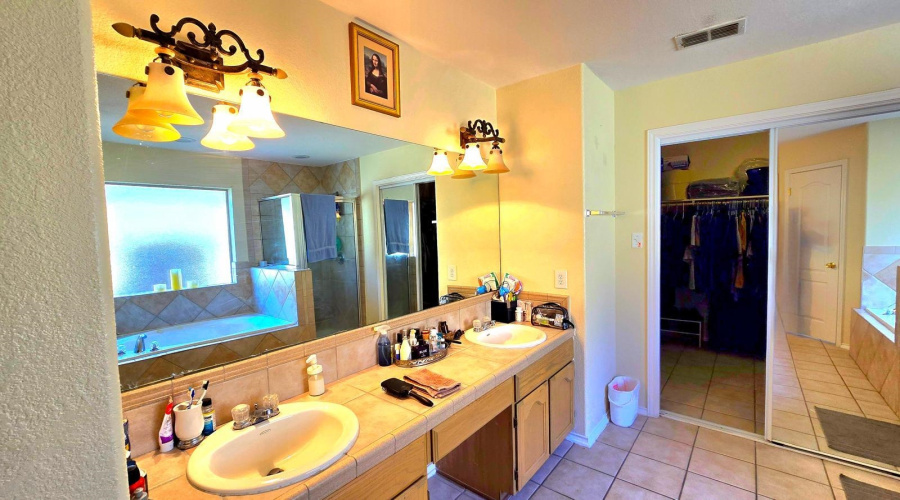 9310 Albany Dr, Laredo, Texas 78041-0000, 4 Bedrooms Bedrooms, 9 Rooms Rooms,3 BathroomsBathrooms,Residential,For Sale,9310 Albany Dr,20261156