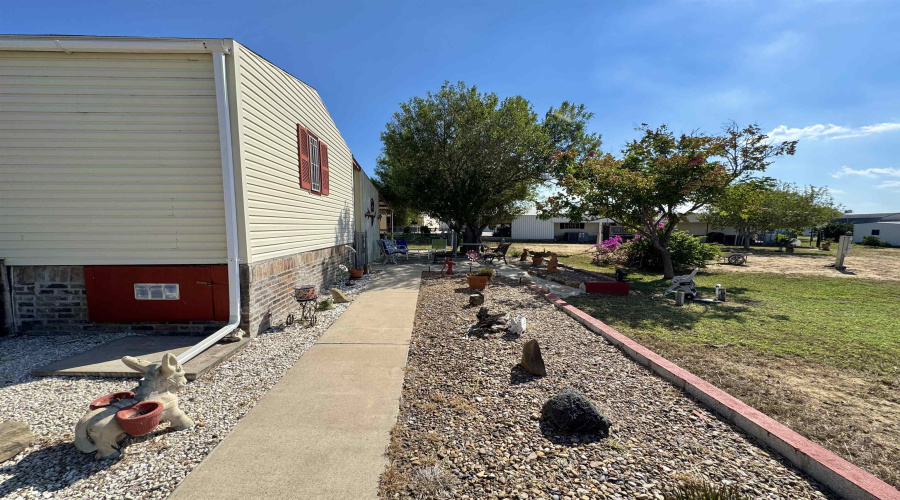 112 Autumn Ln., ZAPATA, Texas 78076, 2 Bedrooms Bedrooms, 4 Rooms Rooms,2 BathroomsBathrooms,Residential,For Sale,112 Autumn Ln.,20261157