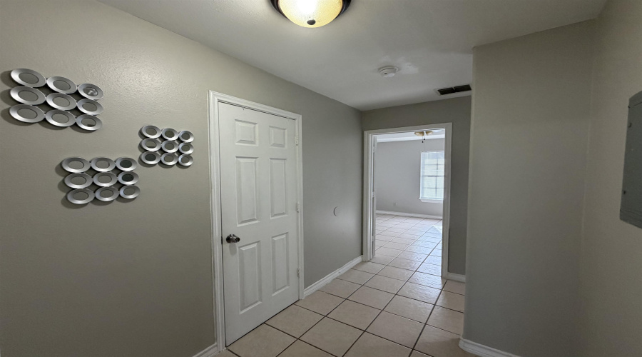 2005 Cross St, Laredo, Texas 78046, 2 Bedrooms Bedrooms, 5 Rooms Rooms,1 BathroomBathrooms,Residential,For Rent,2005 Cross St,20261178