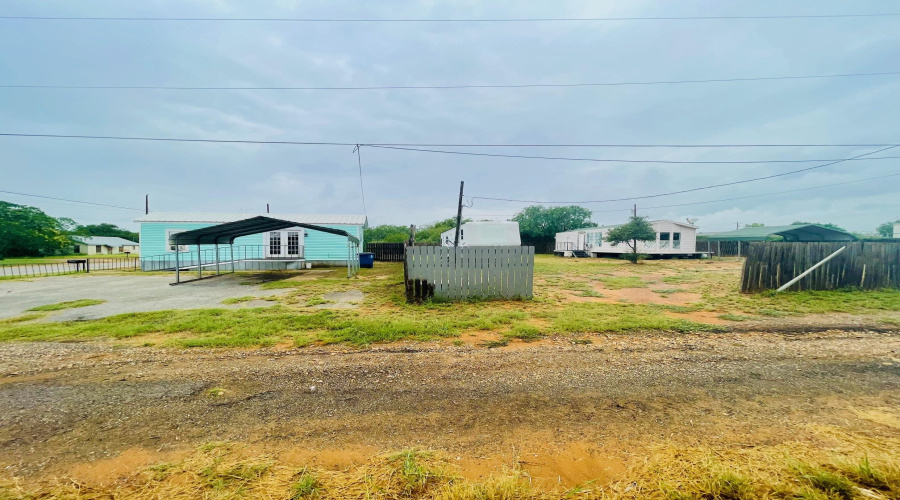 108 Hugo St., Dilley, Texas 78017, 2 Bedrooms Bedrooms, 5 Rooms Rooms,2 BathroomsBathrooms,Residential,For Sale,108 Hugo St.,20261199