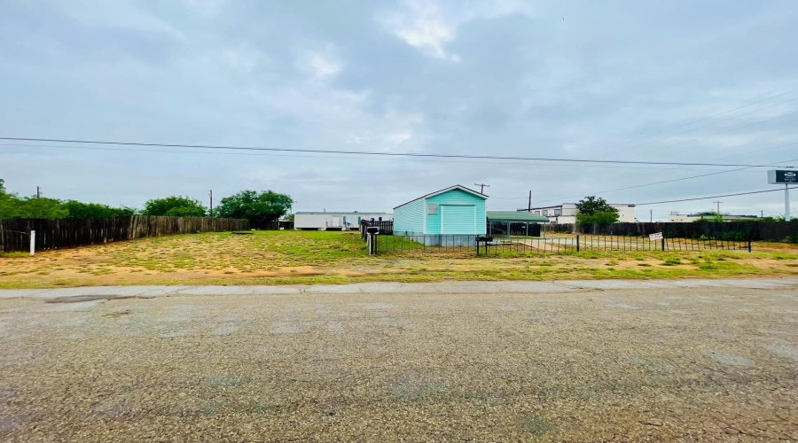 108 Hugo St., Dilley, Texas 78017, 2 Bedrooms Bedrooms, 5 Rooms Rooms,2 BathroomsBathrooms,Residential,For Sale,108 Hugo St.,20261199