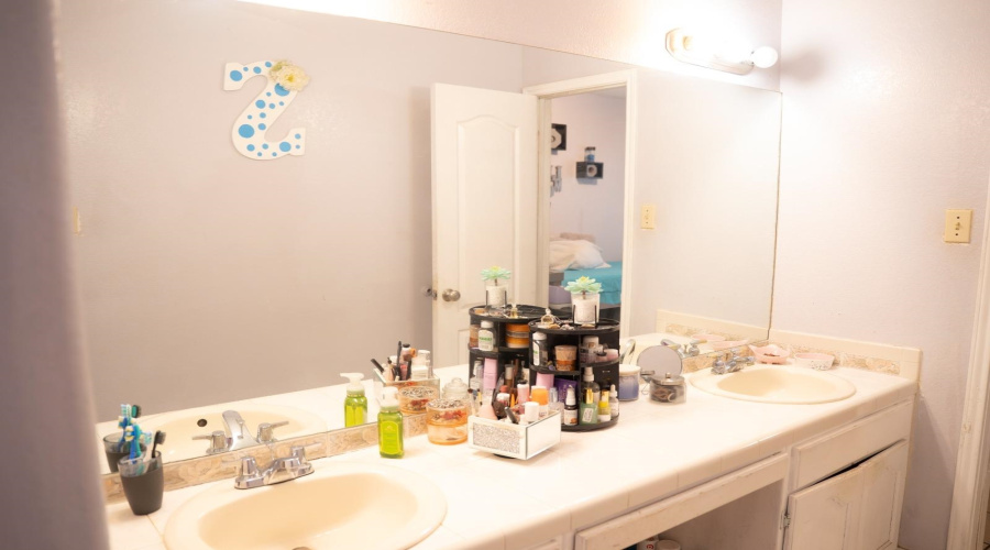 1605 Whitewood Dr, Laredo, Texas 78045, 3 Bedrooms Bedrooms, 3 Rooms Rooms,2 BathroomsBathrooms,Residential,For Sale,1605 Whitewood Dr,20261219