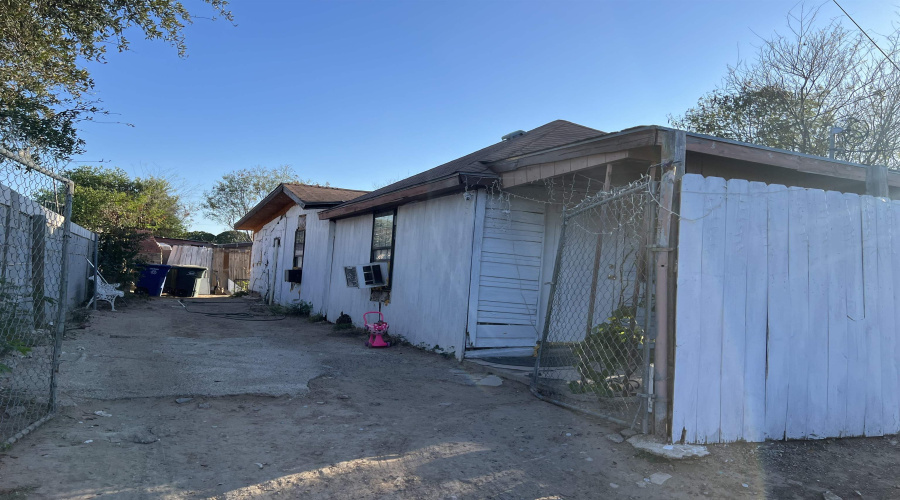 111 W Bustamante St, Laredo, Texas 78041, 2 Bedrooms Bedrooms, 3 Rooms Rooms,1 BathroomBathrooms,Residential,For Sale,111 W Bustamante St,20261224