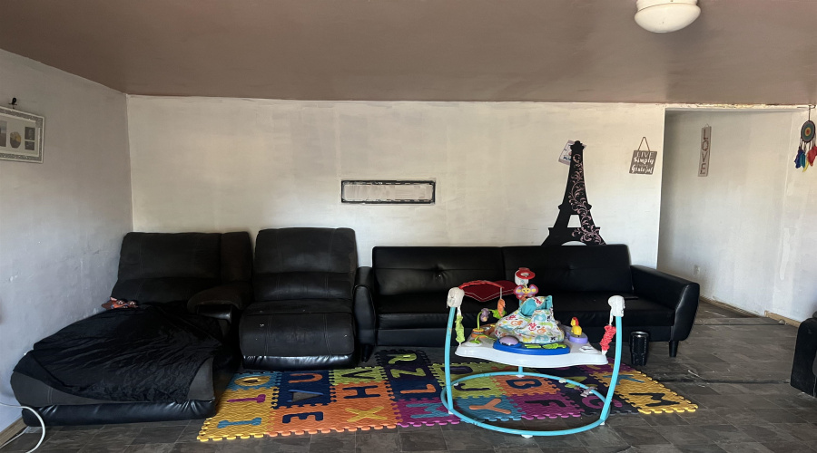 111 W Bustamante St, Laredo, Texas 78041, 2 Bedrooms Bedrooms, 3 Rooms Rooms,1 BathroomBathrooms,Residential,For Sale,111 W Bustamante St,20261224