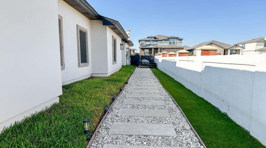 613 Puerta Del Sol, Laredo, Texas 78045, 4 Bedrooms Bedrooms, 6 Rooms Rooms,3 BathroomsBathrooms,Residential,For Sale,613 Puerta Del Sol,20261225