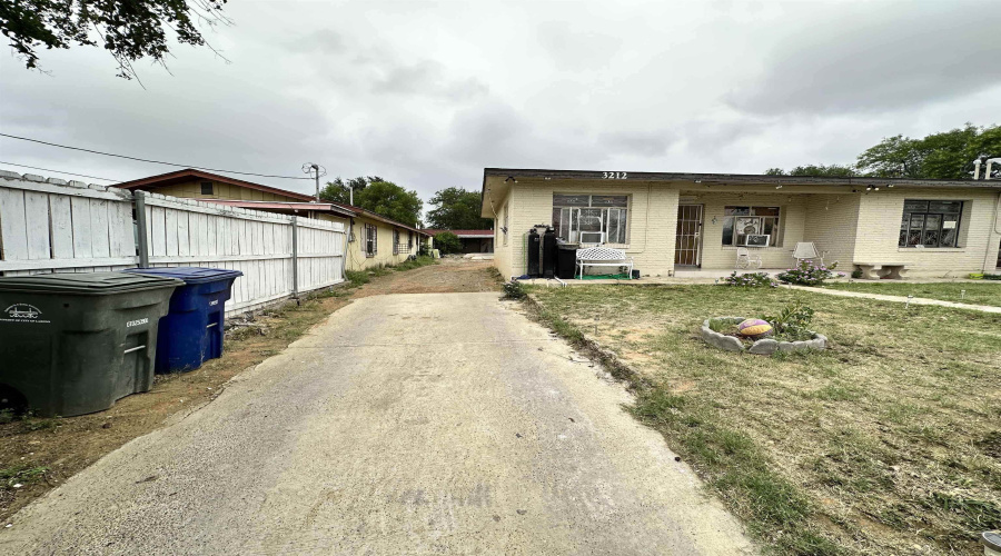 3212 Pecan St, Laredo, Texas 78046, 3 Bedrooms Bedrooms, 5 Rooms Rooms,1 BathroomBathrooms,Residential,For Rent,3212 Pecan St,20261226