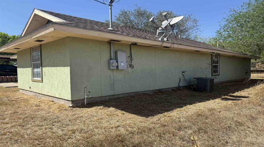 410 E Amada St, Hebbronville, Texas 78361, 4 Bedrooms Bedrooms, 6 Rooms Rooms,2 BathroomsBathrooms,Residential,For Sale,410 E Amada St,20261238
