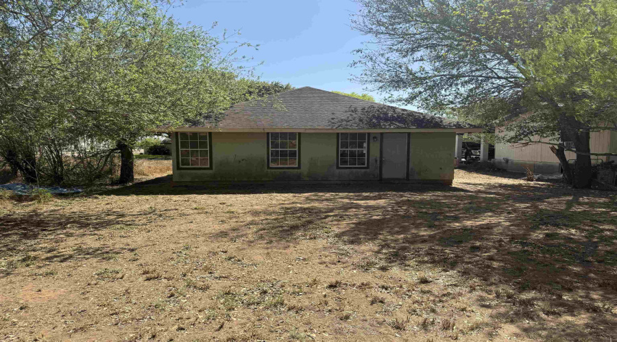 410 E Amada St, Hebbronville, Texas 78361, 4 Bedrooms Bedrooms, 6 Rooms Rooms,2 BathroomsBathrooms,Residential,For Sale,410 E Amada St,20261238