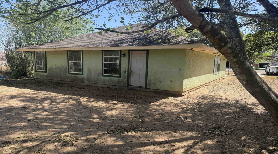 410 E Amada St, Hebbronville, Texas 78361, 4 Bedrooms Bedrooms, 6 Rooms Rooms,2 BathroomsBathrooms,Residential,For Sale,410 E Amada St,20261238