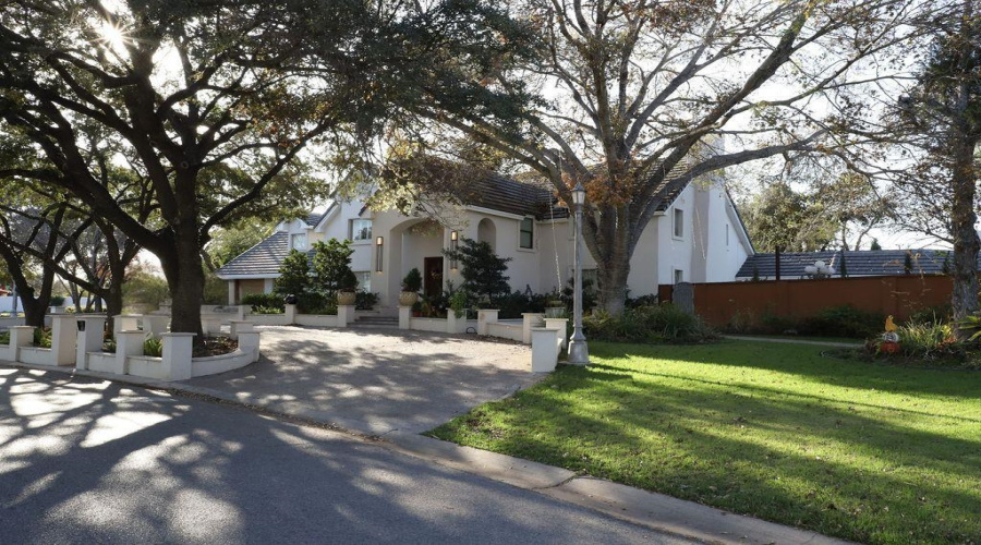 502 Surrey Rd, Laredo, Texas 78041-0000, 4 Bedrooms Bedrooms, 9 Rooms Rooms,4 BathroomsBathrooms,Residential,For Sale,502 Surrey Rd,20261241