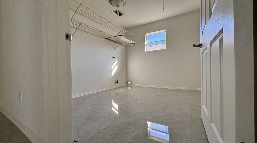 1946 Denmark Ln, Laredo, Texas 78045, 3 Bedrooms Bedrooms, 5 Rooms Rooms,2 BathroomsBathrooms,Residential,For Sale,1946 Denmark Ln,20261246