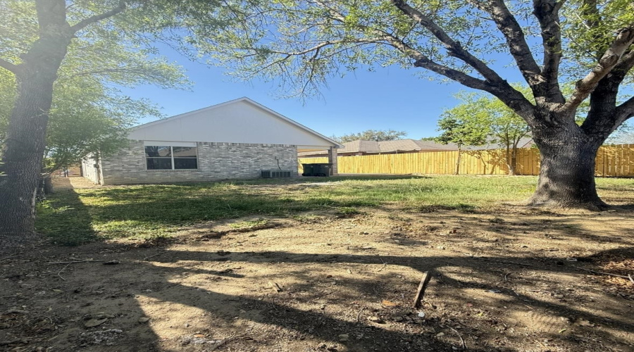 1946 Denmark Ln, Laredo, Texas 78045, 3 Bedrooms Bedrooms, 5 Rooms Rooms,2 BathroomsBathrooms,Residential,For Sale,1946 Denmark Ln,20261246