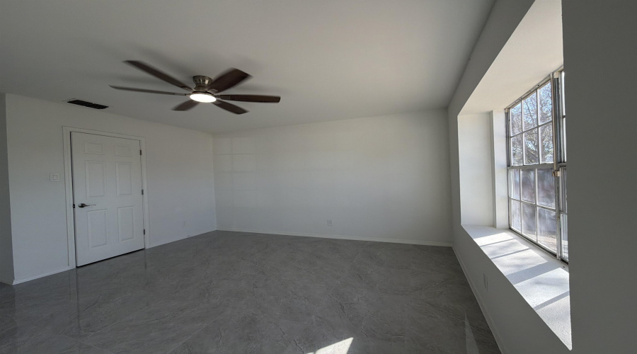 1946 Denmark Ln, Laredo, Texas 78045, 3 Bedrooms Bedrooms, 5 Rooms Rooms,2 BathroomsBathrooms,Residential,For Sale,1946 Denmark Ln,20261246