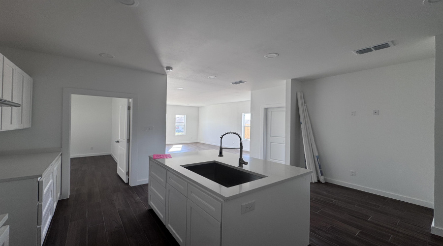 5722 Moses Lp., Laredo, Texas 78046, 3 Bedrooms Bedrooms, 5 Rooms Rooms,2 BathroomsBathrooms,Residential,For Sale,5722 Moses Lp.,20261253