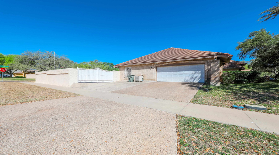 1500 Demaret Ct, Laredo, Texas 78045, 4 Bedrooms Bedrooms, 8 Rooms Rooms,3 BathroomsBathrooms,Residential,For Sale,1500 Demaret Ct,20261261