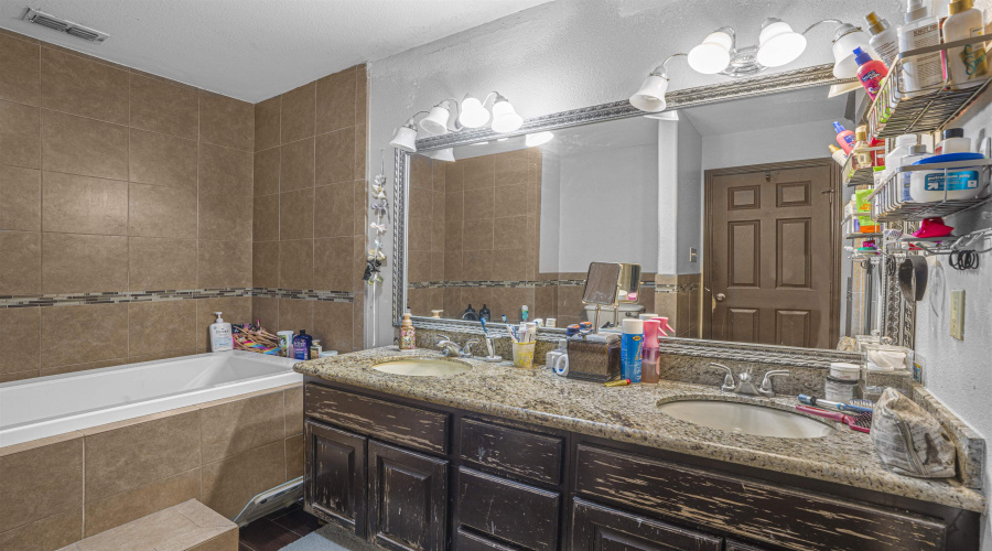 301 Esperanza Dr, Laredo, Texas 78041, 5 Bedrooms Bedrooms, 8 Rooms Rooms,4 BathroomsBathrooms,Residential,For Sale,301 Esperanza Dr,20261271