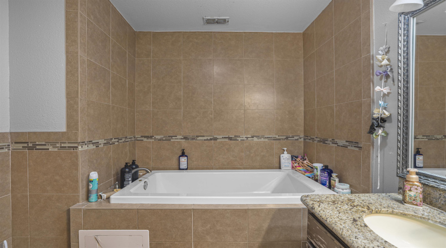 301 Esperanza Dr, Laredo, Texas 78041, 5 Bedrooms Bedrooms, 8 Rooms Rooms,4 BathroomsBathrooms,Residential,For Sale,301 Esperanza Dr,20261271