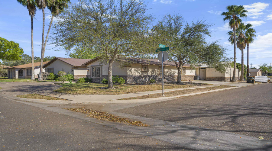 301 Esperanza Dr, Laredo, Texas 78041, 5 Bedrooms Bedrooms, 8 Rooms Rooms,4 BathroomsBathrooms,Residential,For Sale,301 Esperanza Dr,20261271
