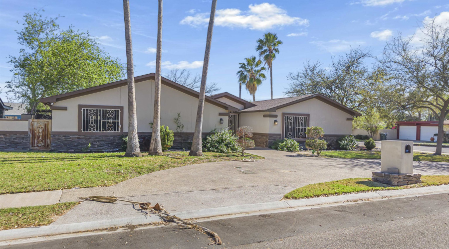 301 Esperanza Dr, Laredo, Texas 78041, 5 Bedrooms Bedrooms, 8 Rooms Rooms,4 BathroomsBathrooms,Residential,For Sale,301 Esperanza Dr,20261271