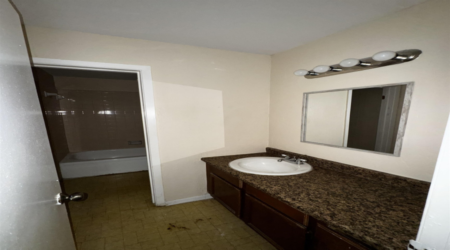 100 E Aurora St, Laredo, Texas 78040, 2 Bedrooms Bedrooms, 4 Rooms Rooms,2 BathroomsBathrooms,Residential,For Sale,100 E Aurora St,20261275