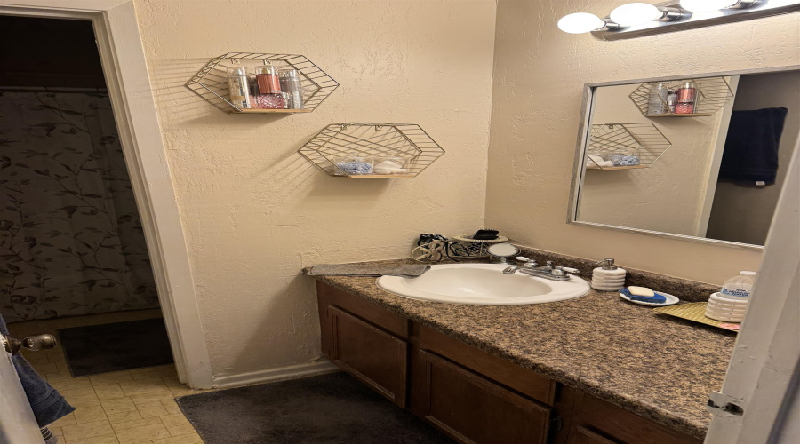 100 E Aurora St, Laredo, Texas 78040, 2 Bedrooms Bedrooms, 4 Rooms Rooms,2 BathroomsBathrooms,Residential,For Sale,100 E Aurora St,20261275