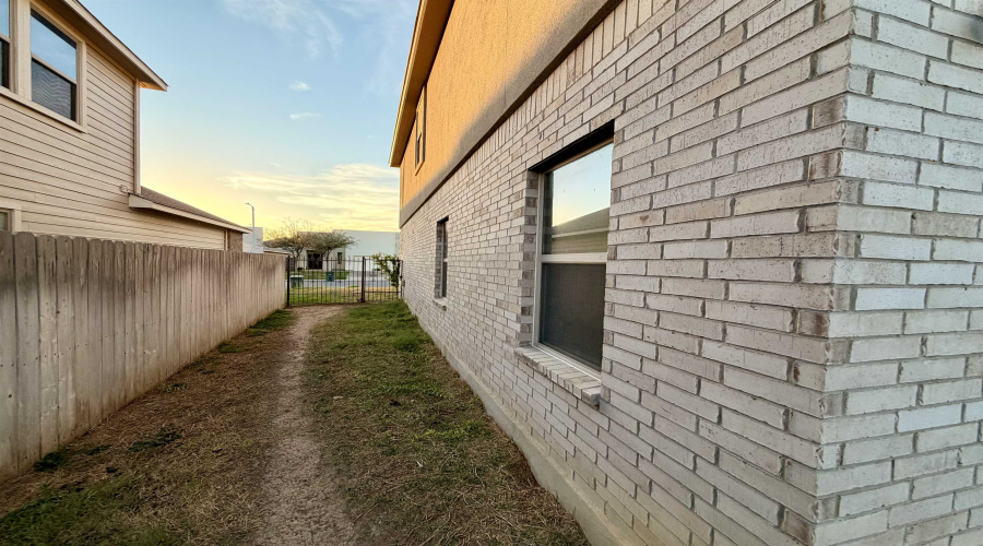 1411 Chital Dr, Laredo, Texas 78045, 4 Bedrooms Bedrooms, 7 Rooms Rooms,2 BathroomsBathrooms,Residential,For Sale,1411 Chital Dr,20261277