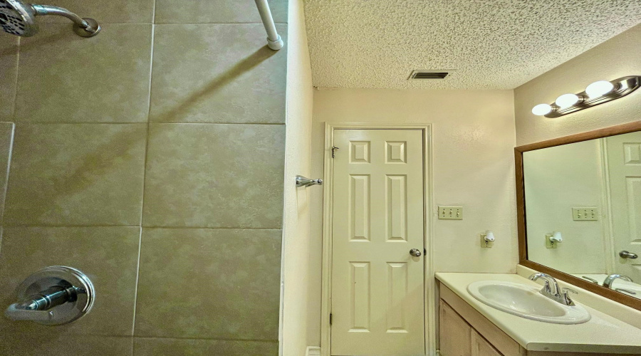 201 Martingale Ln, Laredo, Texas 78041, 2 Bedrooms Bedrooms, 5 Rooms Rooms,2 BathroomsBathrooms,Residential,For Rent,201 Martingale Ln,20261290