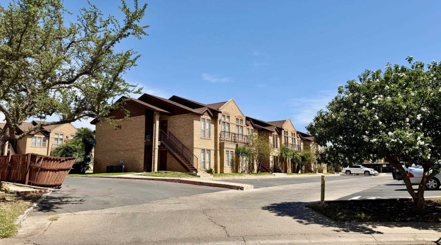 201 Martingale Ln, Laredo, Texas 78041, 2 Bedrooms Bedrooms, 5 Rooms Rooms,2 BathroomsBathrooms,Residential,For Rent,201 Martingale Ln,20261290