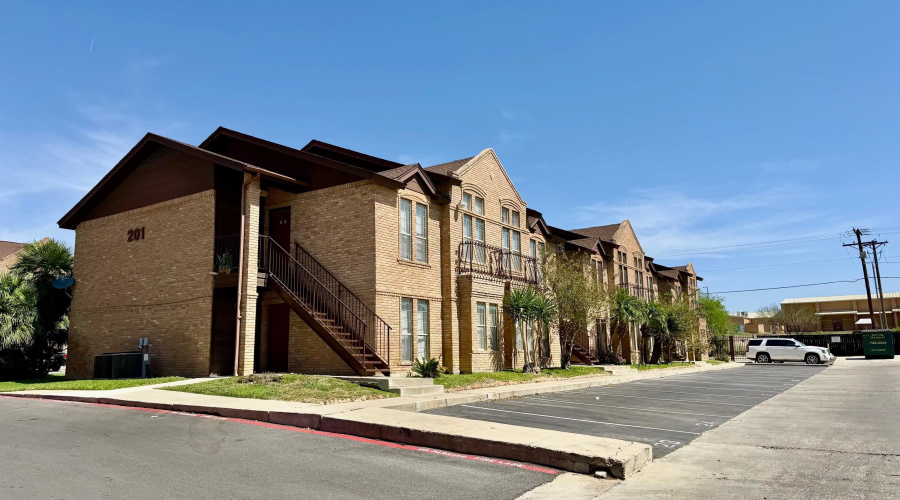 201 Martingale Ln, Laredo, Texas 78041, 2 Bedrooms Bedrooms, 5 Rooms Rooms,2 BathroomsBathrooms,Residential,For Rent,201 Martingale Ln,20261290