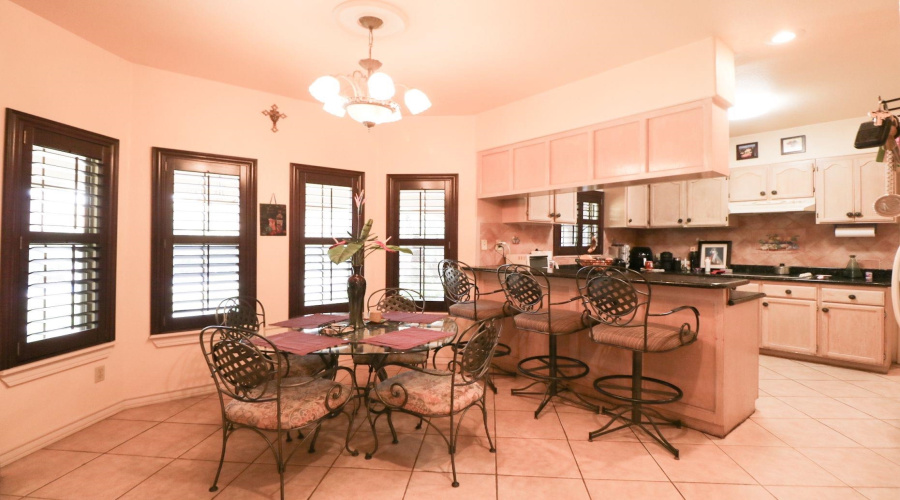 208 Crater Lake Dr, LAREDO, Texas 78041, 4 Bedrooms Bedrooms, 11 Rooms Rooms,4 BathroomsBathrooms,Residential,For Sale,208 Crater Lake Dr,20261299