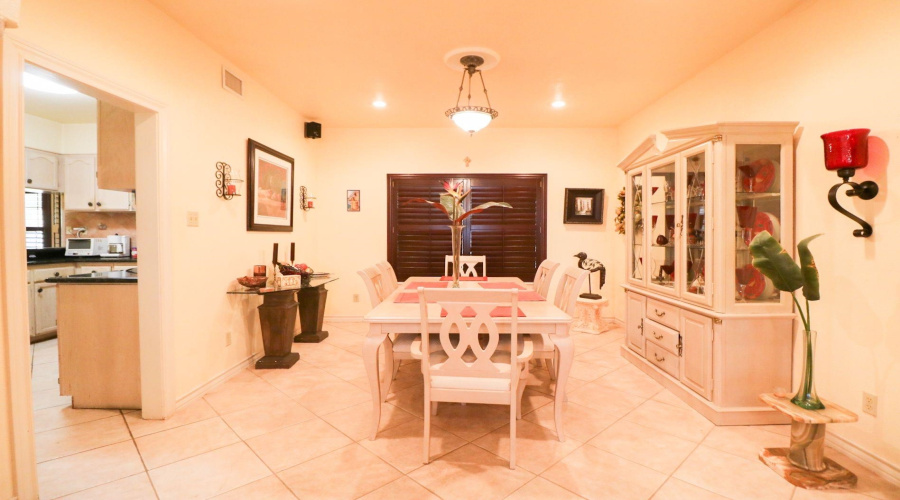 208 Crater Lake Dr, LAREDO, Texas 78041, 4 Bedrooms Bedrooms, 11 Rooms Rooms,4 BathroomsBathrooms,Residential,For Sale,208 Crater Lake Dr,20261299