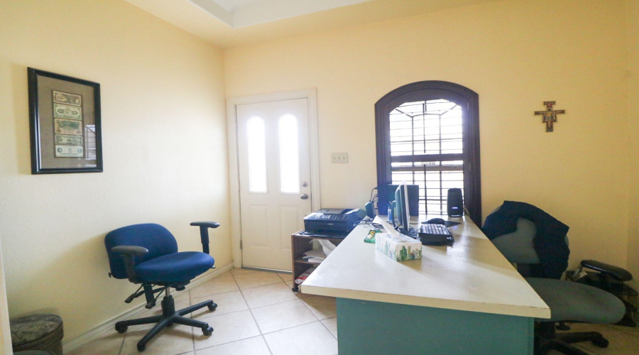 208 Crater Lake Dr, LAREDO, Texas 78041, 4 Bedrooms Bedrooms, 11 Rooms Rooms,4 BathroomsBathrooms,Residential,For Sale,208 Crater Lake Dr,20261299