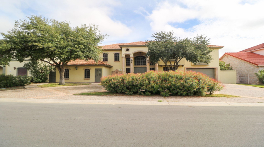 208 Crater Lake Dr, LAREDO, Texas 78041, 4 Bedrooms Bedrooms, 11 Rooms Rooms,4 BathroomsBathrooms,Residential,For Sale,208 Crater Lake Dr,20261299