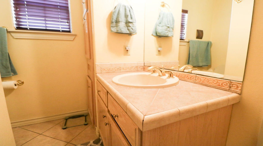 208 Crater Lake Dr, LAREDO, Texas 78041, 4 Bedrooms Bedrooms, 11 Rooms Rooms,4 BathroomsBathrooms,Residential,For Sale,208 Crater Lake Dr,20261299