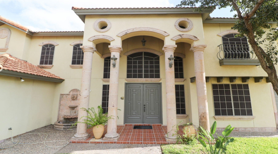 208 Crater Lake Dr, LAREDO, Texas 78041, 4 Bedrooms Bedrooms, 11 Rooms Rooms,4 BathroomsBathrooms,Residential,For Sale,208 Crater Lake Dr,20261299