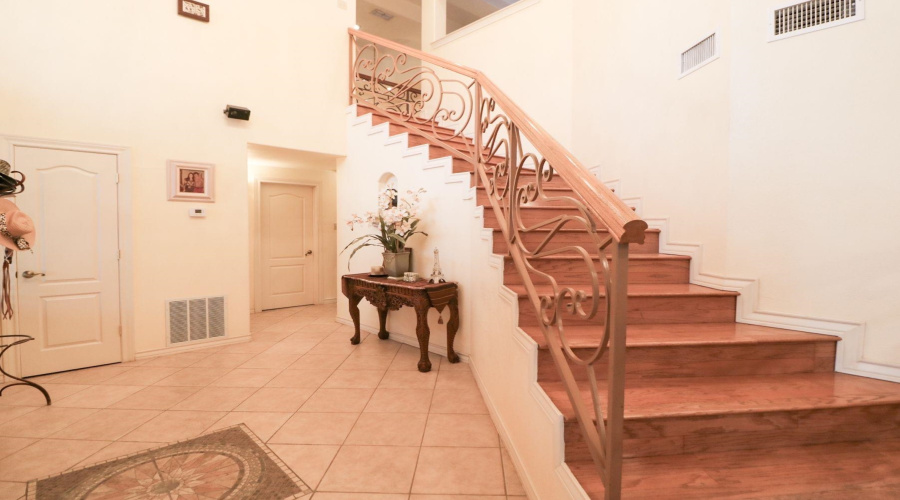 208 Crater Lake Dr, LAREDO, Texas 78041, 4 Bedrooms Bedrooms, 11 Rooms Rooms,4 BathroomsBathrooms,Residential,For Sale,208 Crater Lake Dr,20261299