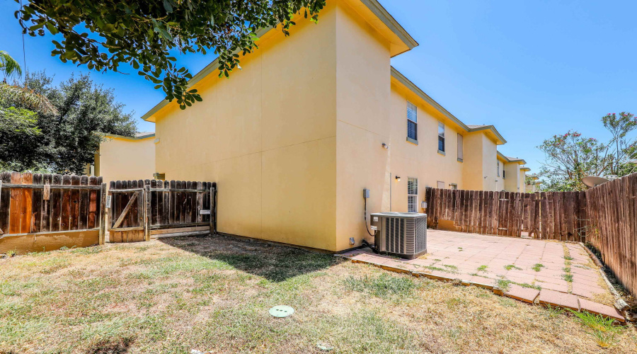 1000 Ranchway Dr, Laredo, Texas 78045, 3 Bedrooms Bedrooms, 6 Rooms Rooms,3 BathroomsBathrooms,Residential,For Rent,1000 Ranchway Dr,20261301