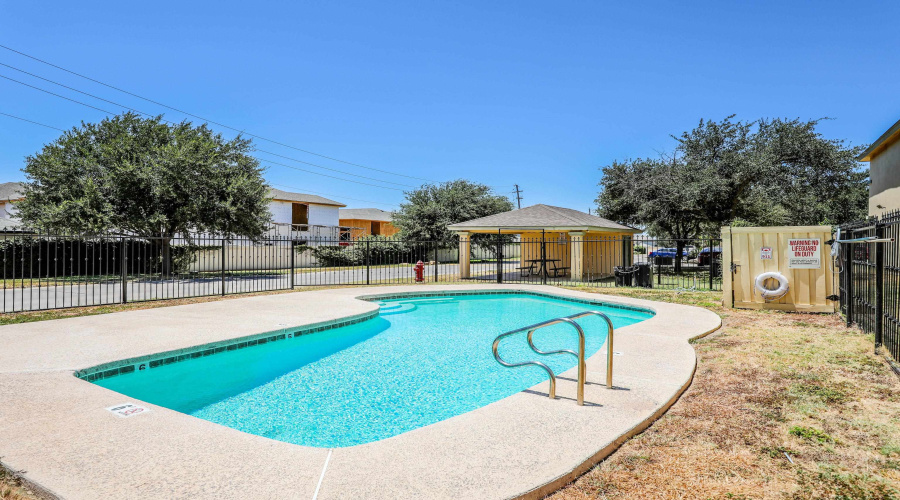 1000 Ranchway Dr, Laredo, Texas 78045, 3 Bedrooms Bedrooms, 6 Rooms Rooms,3 BathroomsBathrooms,Residential,For Rent,1000 Ranchway Dr,20261301