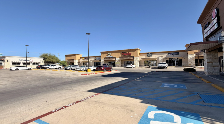 2402 Jacaman Rd, LAREDO, Texas 78041, 6 Rooms Rooms,1 BathroomBathrooms,Commercial retail/office,For Rent,2402 Jacaman Rd,20261305